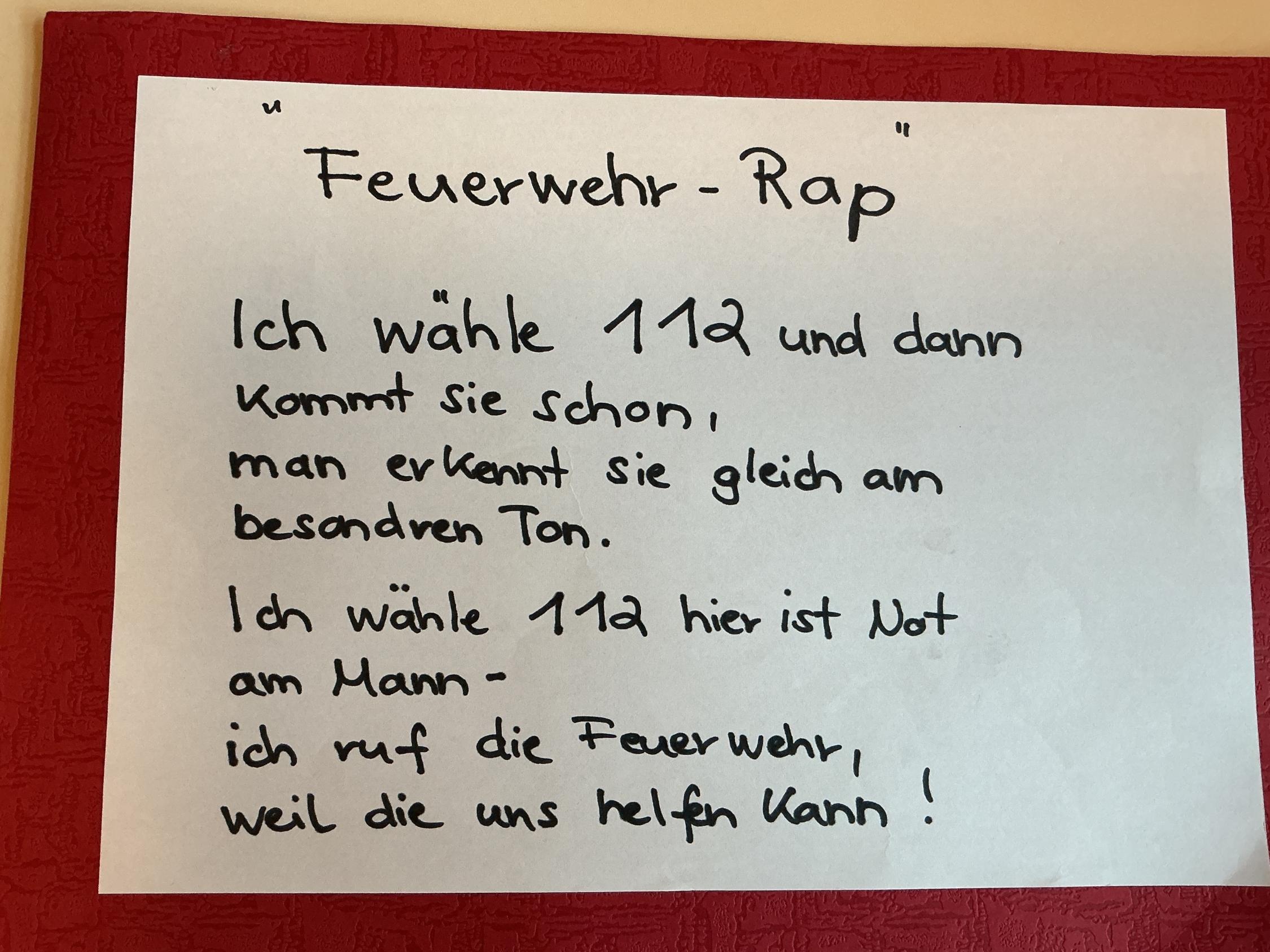 Text des Feuerwehr Raps, den die Kinder gelernt haben