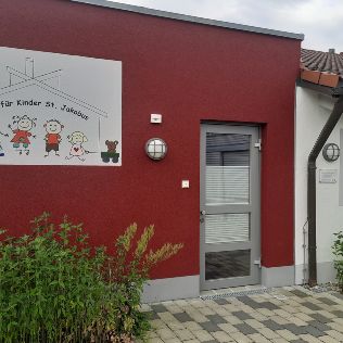 Eingangsbereich des Hauses für Kinder mit Logo