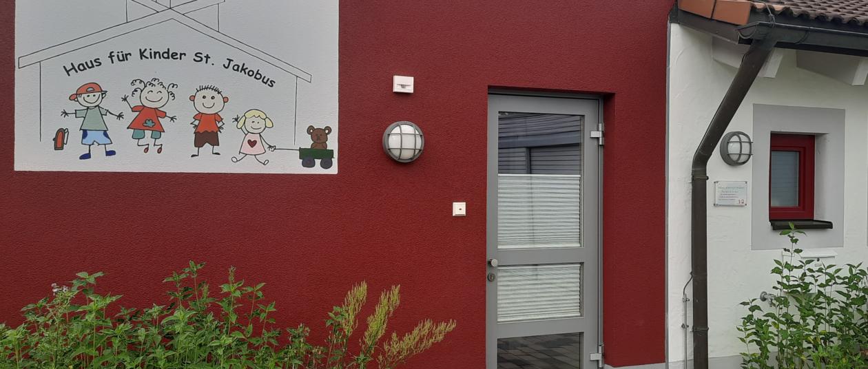 Eingangsbereich des Hauses für Kinder mit Logo