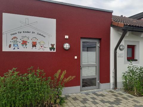 Eingangsbereich des Hauses für Kinder mit Logo