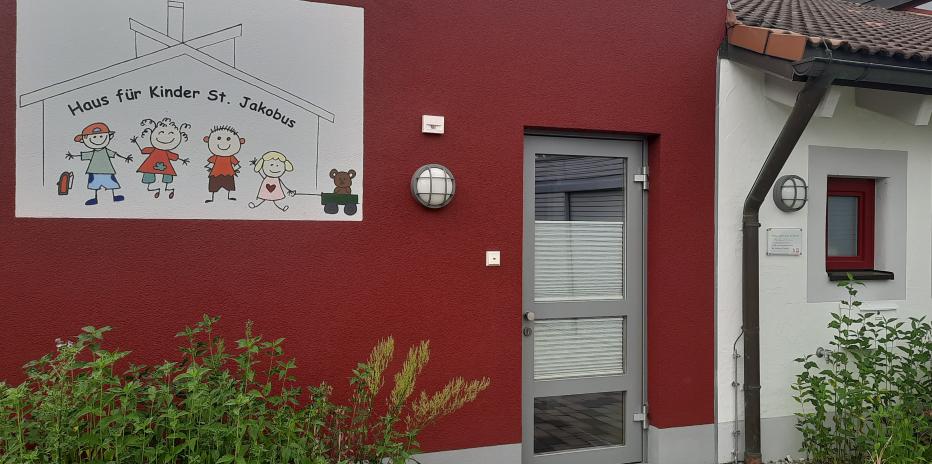Eingangsbereich des Hauses für Kinder mit Logo