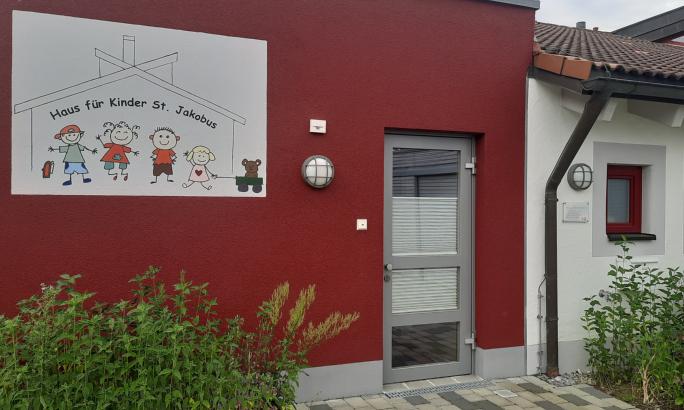 Eingangsbereich des Hauses für Kinder mit Logo